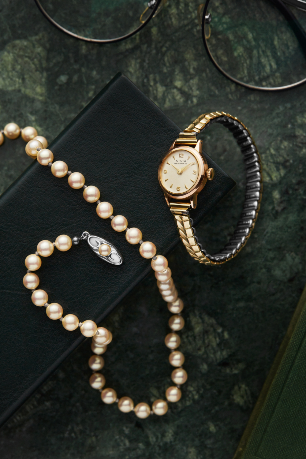 Vintage perlekæde og NIVIVA ur cirka 1960